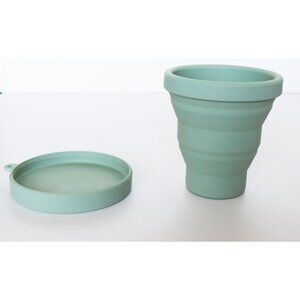 Lot of 4 Collapsible Silicone cups with Lids 6oz size Light Green New in box